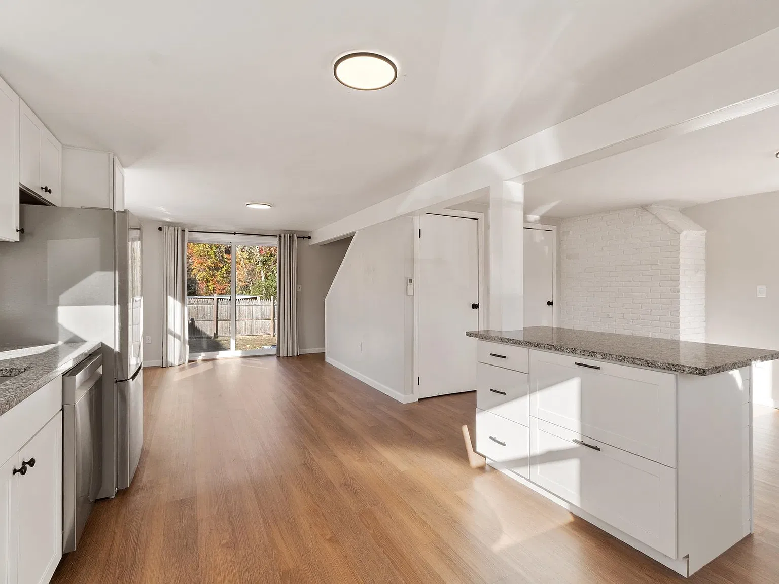 2 bed, 1.0 bath, 901 sqft, $2,750 — Photo 3