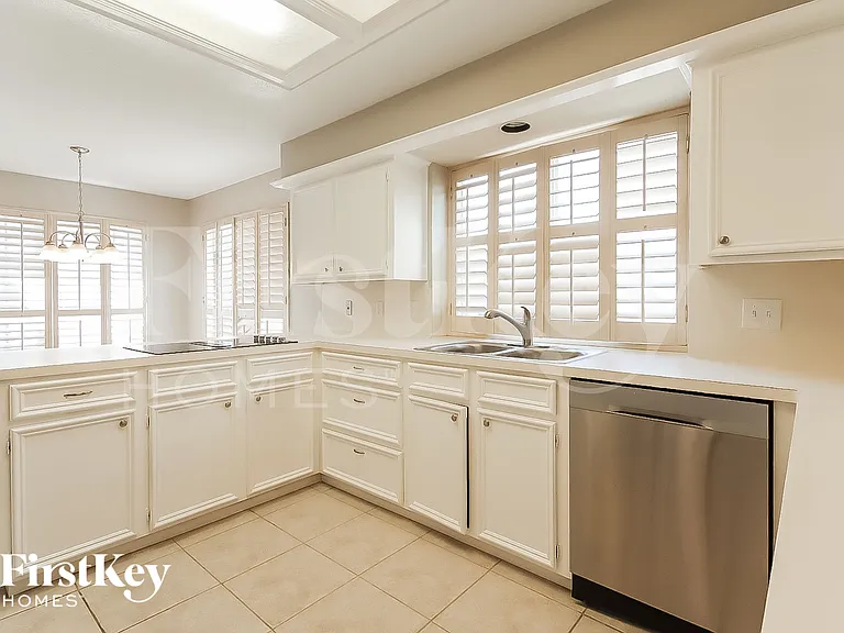 2303 Prestwick Dr — Photo 7