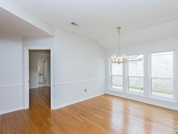 4th image of 15376 Mary Louise Ave