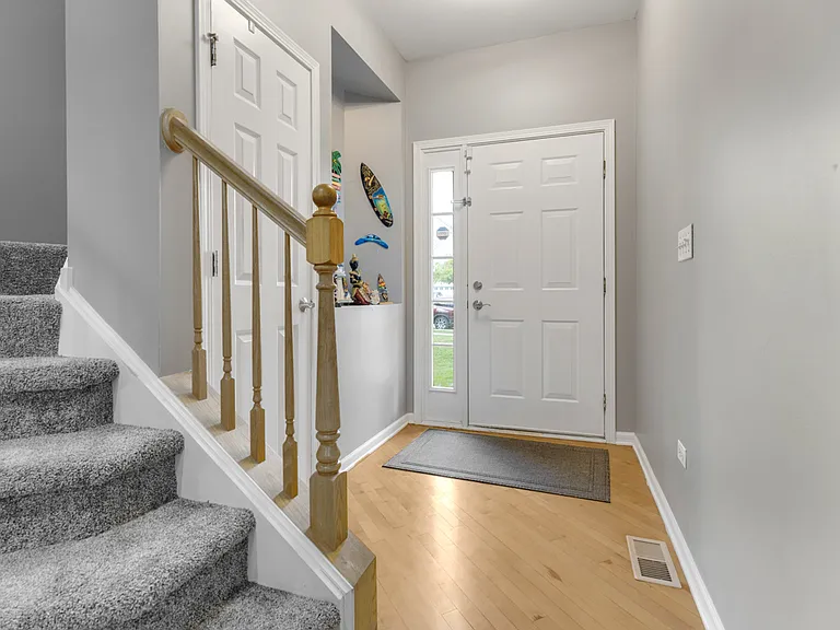 460 Vaughn Cir — Photo 3