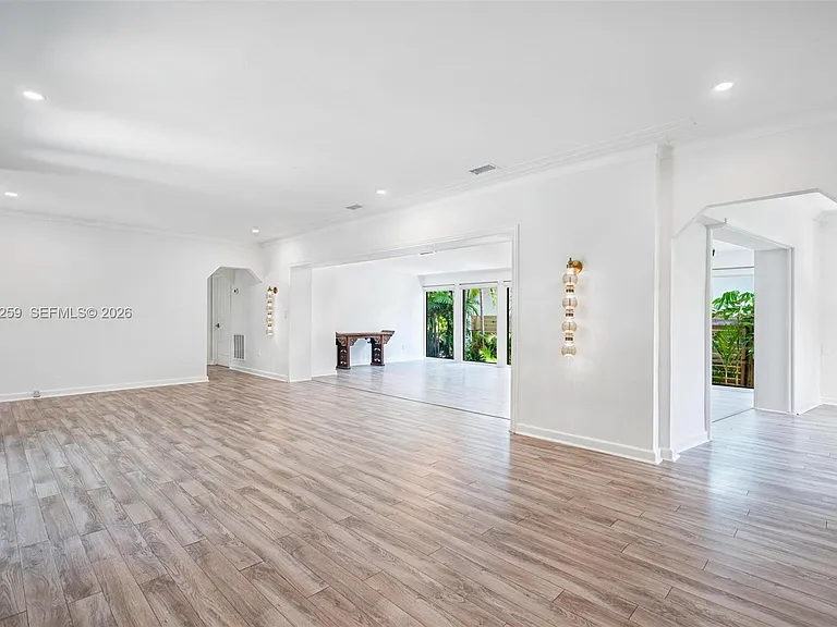 7810 Beachview Dr — Photo 9