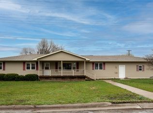 206 Country Club Dr, Vinton, IA 52349