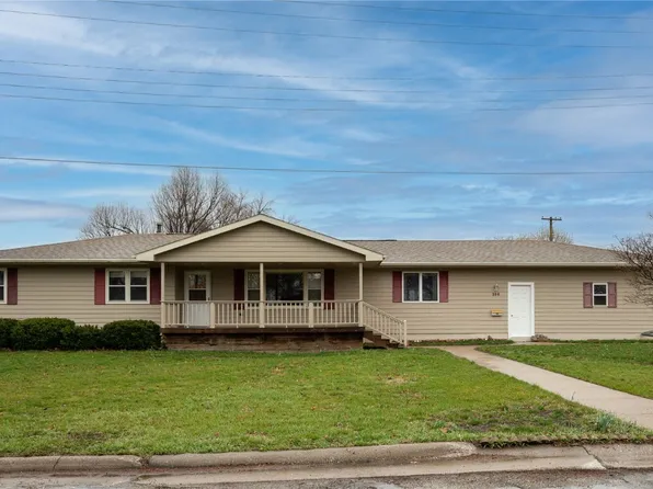 206 Country Club Dr, Vinton, IA 52349