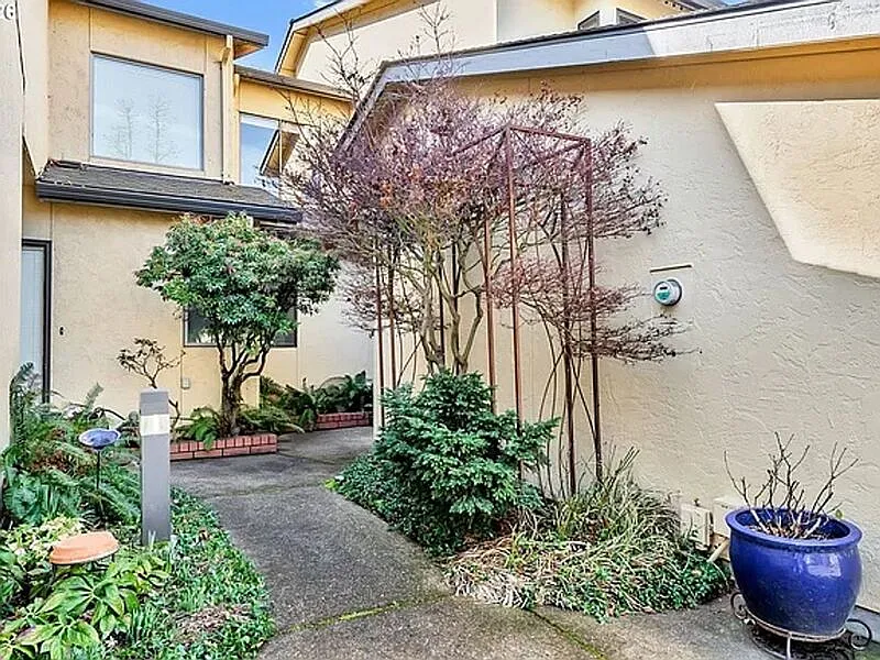 2 bed, 3.0 bath, 2018 sqft, $2,995 — Photo 4