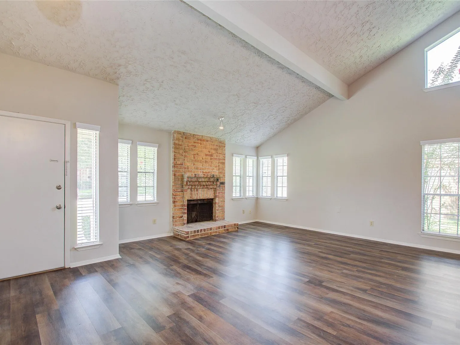 4 bed, 2.0 bath, 2100 sqft, $1,900 — Photo 4