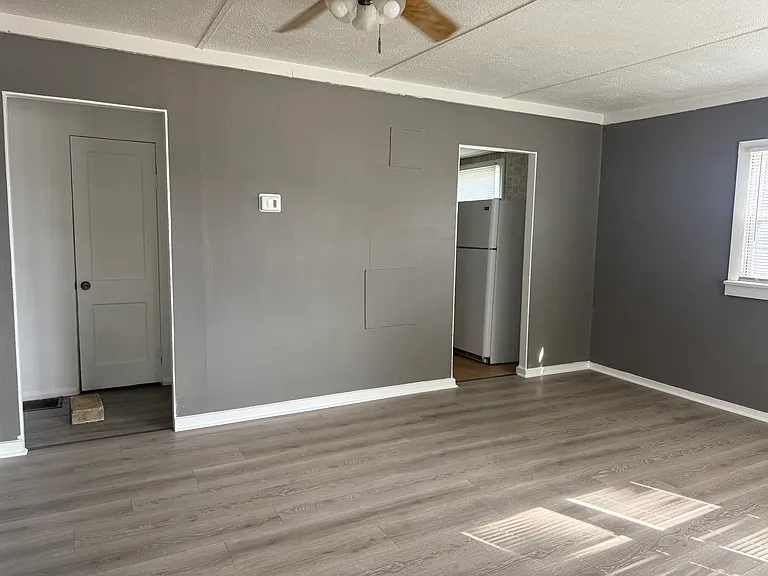 2403 N Fares Ave — Photo 2