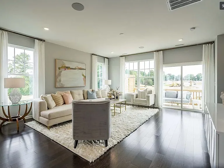 1215 Commack Dr — Photo 3