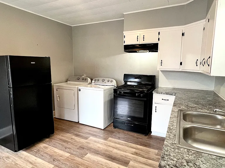 215 N Pine St — Photo 11