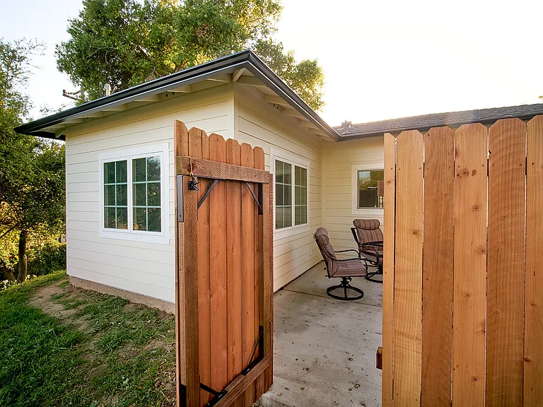 590 N Kellogg Ave — Photo 18