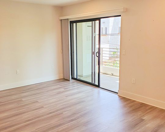 5th image of 5030 Rosewood Ave APT 401