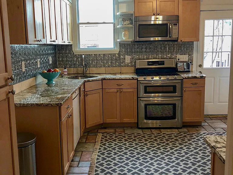 Generously sized eat-in kitchen (new tile backsplash has been added since this photo was taken)