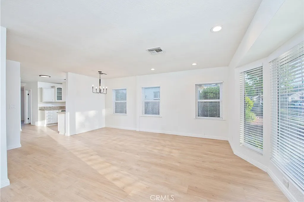 4 bed, 1850 sqft, $4,990 — Photo 2