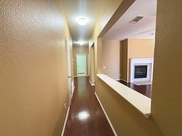 209 Moonlight Dr — Photo 3