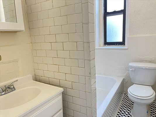 5th image of 324 Montgomery St #D5
