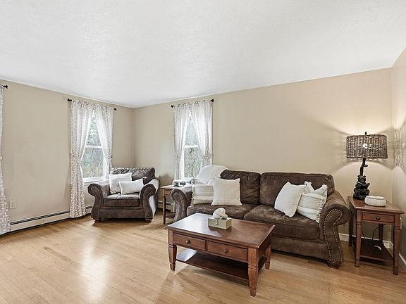 3rd image of 17 Oak St