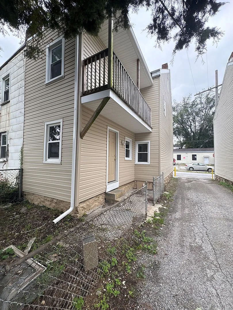 Semi-detached 3 bedroom 1 Bath House! York City SD — Photo 3