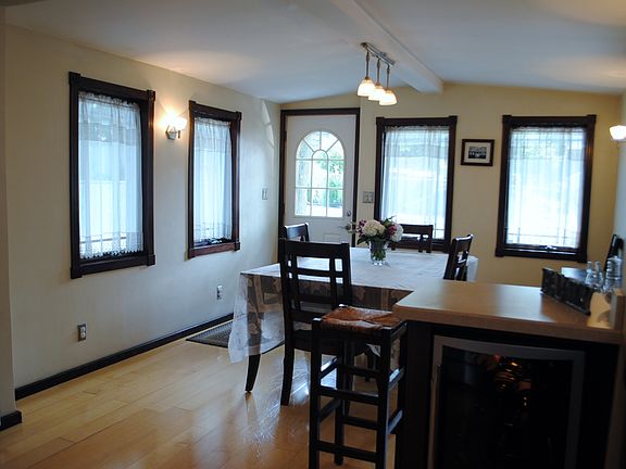 4th image of 128 Fairfield St