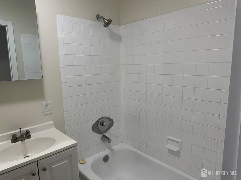 614 W 8th St #2 — Photo 12