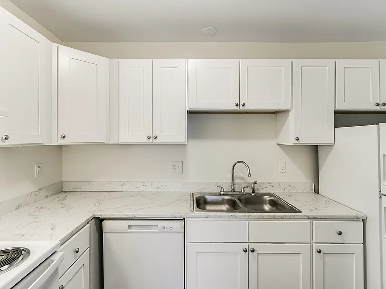 168 & 186 1st St #5 — Photo 8