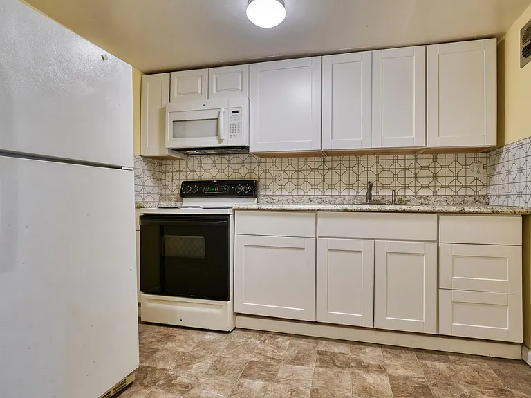 327 E University Pkwy #B — Photo 10