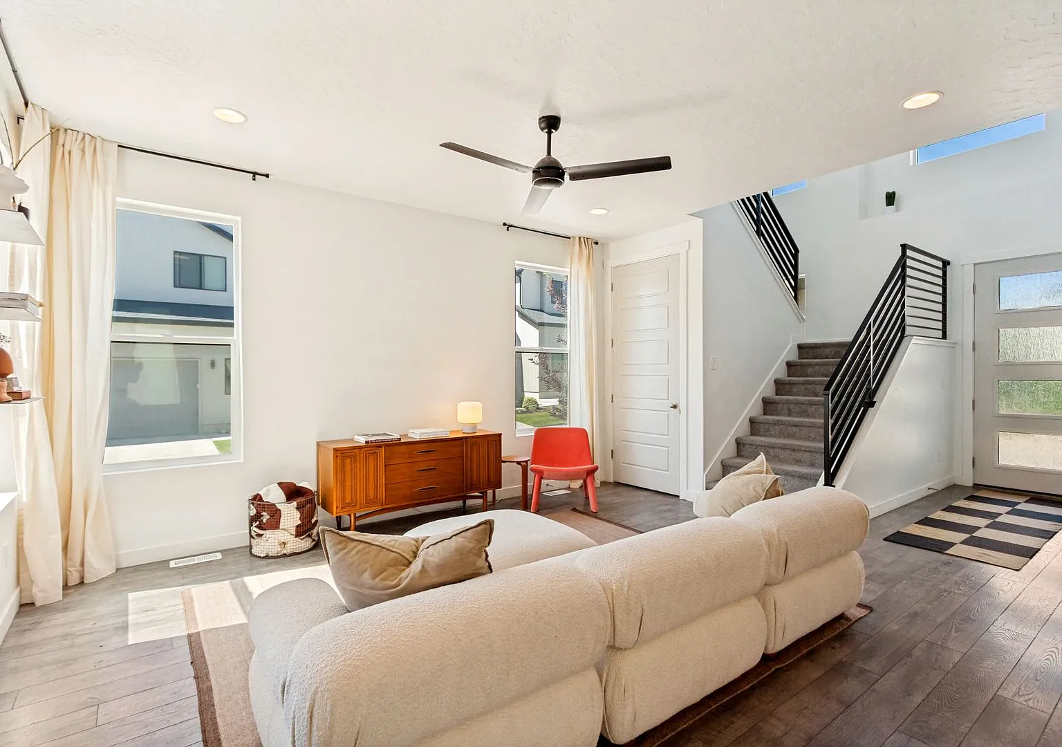 Beautiful Fully Finished Home in Holbrook Farms — Photo 4