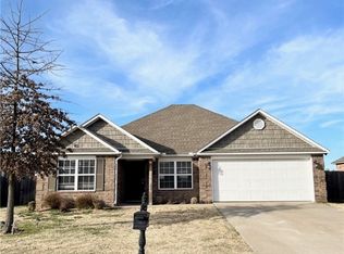 107 E Southpointe Ave, Rogers, AR 72758