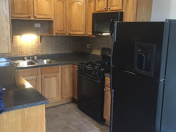 3rd image of 2401 W Balmoral Ave APT 3B