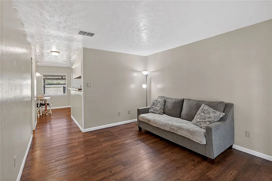 2 bed, 1.5 bath, 1088 sqft, $1,300 — Photo 4