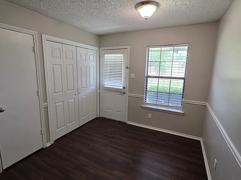 566 E Windsor Dr — Photo 5