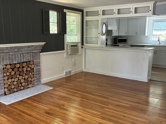 3rd image of 196 Forest Ln