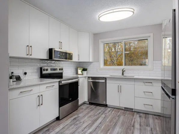 228 S Deer Ridge Pl SE, Calgary, AB T2J 6X6