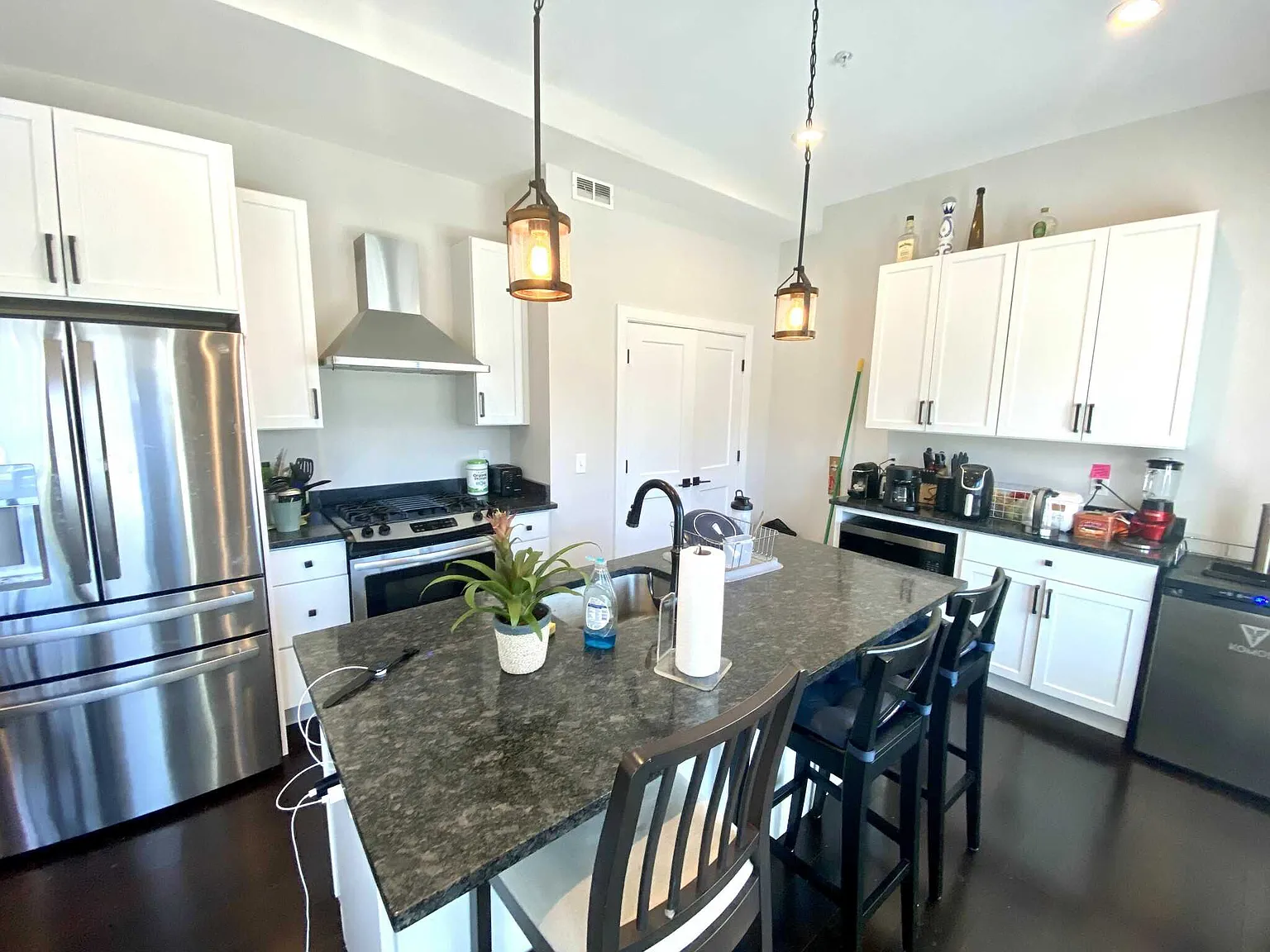 7 bed, 4.5 bath, $8,750 — Photo 2