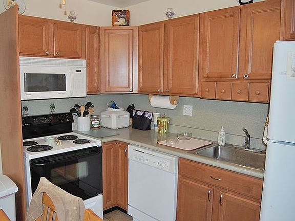 3rd image of 5 Knoll Ln