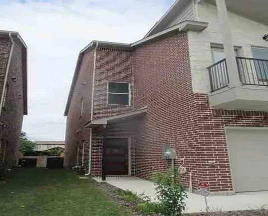 5609 Woodlands Dr — Photo 2