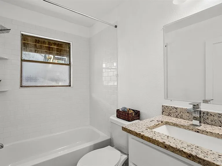 301 E 33rd St #6 — Photo 8
