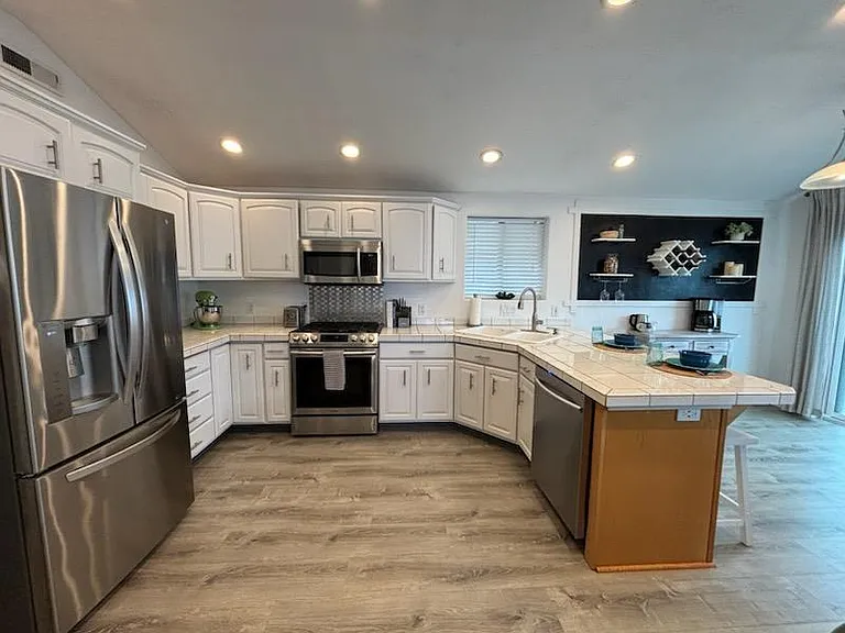 1829 N Jantzen Ave — Photo 9