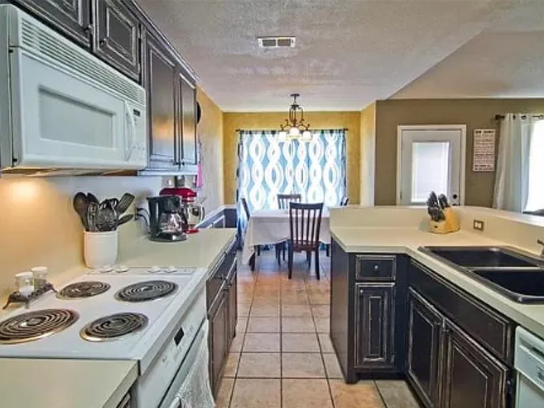 838 Edgewood Cir — Photo 5