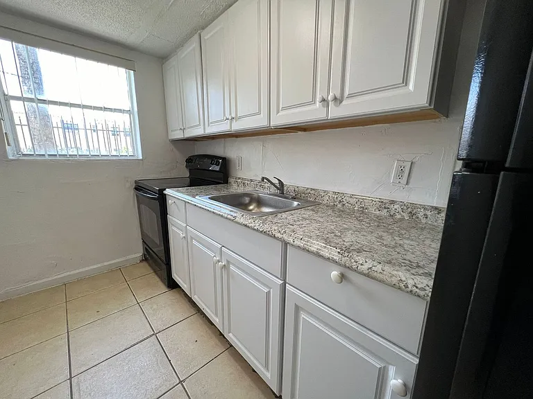St George Apartments — Photo 34
