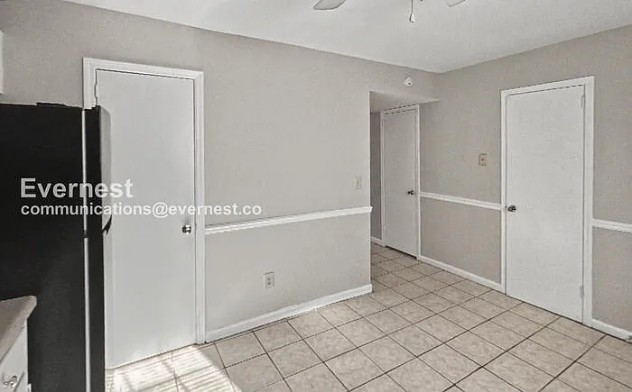 2463 Hampstead Dr — Photo 4