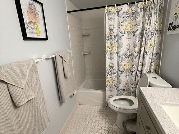 5th image of 320 Columbia Dr #319