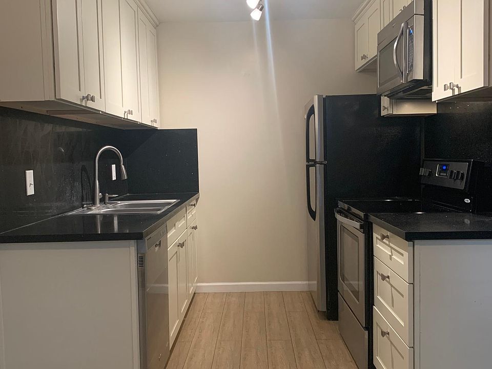 1st image of 40 Glen Eyrie Ave APT 23