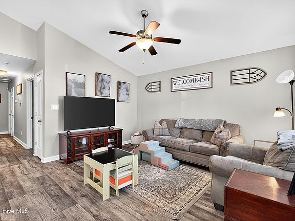 5th image of 132 Woodbury Farm Drive