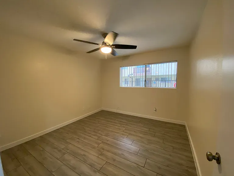 Tarzana Terrace Apartments — Photo 36