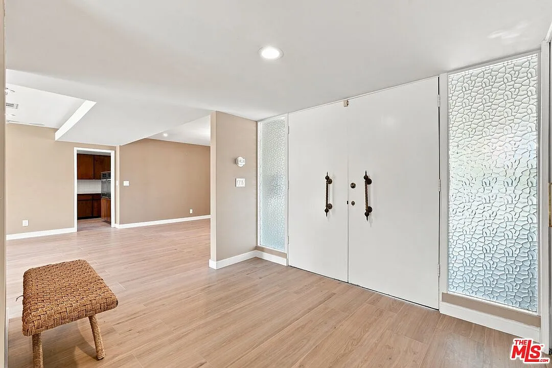 4 bed, 4.0 bath, 3208 sqft, $10,600 — Photo 4