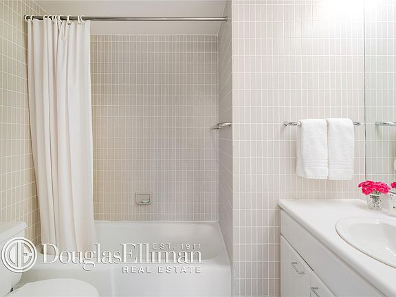 3rd image of 400 E 70th St APT 1705