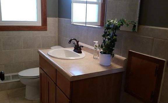 Bright updated main floor bath