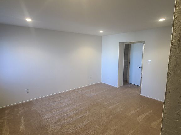 4th image of 830 Corbett Ave #304
