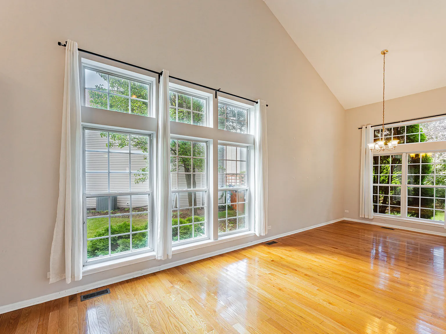 5 bed, 2274 sqft, $3,650 — Photo 4