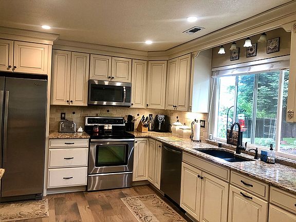 3rd image of 2751 Hillcrest Dr