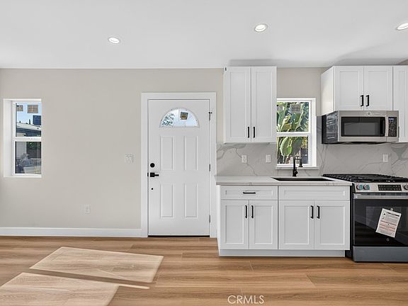 5th image of 8953 Woodley Ave